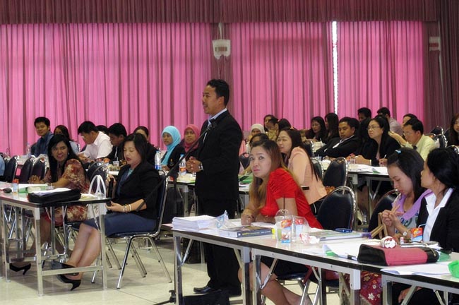 โครงการสัมมนาวิชาการ เรื่อง "การบูรณาการกระบวนทัศน์ทางปรัชญาการศึกษา แนวคิดและการวิพากษ์จิตวิทยา สังคมวิทยาและเศรษฐศาสตร์ที่สำคัญต่อการพัฒนาคุณภาพการศึกษาอย่างยั่งยืน" วันอาทิตย์ที่ 10 กุมภาพันธ์ 2556 ณ หอประชุมปาริชาต มหาวิทยาลัยทักษิณ วิทยาเขตสงขลา เวลา 08.00 – 13.00 น. วิทยากรโดย...พันเอก ดร.นเรศน์ วงศ์สุวรรณ ภาพที่ 26