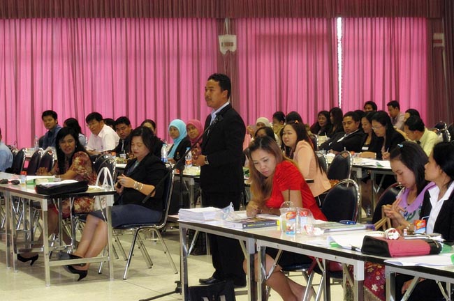 โครงการสัมมนาวิชาการ เรื่อง "การบูรณาการกระบวนทัศน์ทางปรัชญาการศึกษา แนวคิดและการวิพากษ์จิตวิทยา สังคมวิทยาและเศรษฐศาสตร์ที่สำคัญต่อการพัฒนาคุณภาพการศึกษาอย่างยั่งยืน" วันอาทิตย์ที่ 10 กุมภาพันธ์ 2556 ณ หอประชุมปาริชาต มหาวิทยาลัยทักษิณ วิทยาเขตสงขลา เวลา 08.00 – 13.00 น. วิทยากรโดย...พันเอก ดร.นเรศน์ วงศ์สุวรรณ ภาพที่ 27