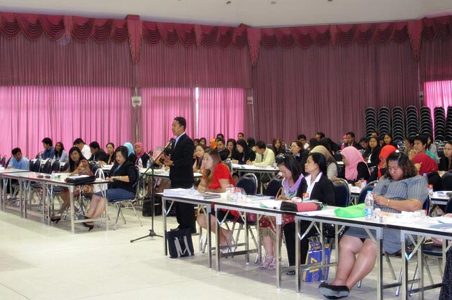 โครงการสัมมนาวิชาการ เรื่อง "การบูรณาการกระบวนทัศน์ทางปรัชญาการศึกษา แนวคิดและการวิพากษ์จิตวิทยา สังคมวิทยาและเศรษฐศาสตร์ที่สำคัญต่อการพัฒนาคุณภาพการศึกษาอย่างยั่งยืน" วันอาทิตย์ที่ 10 กุมภาพันธ์ 2556 ณ หอประชุมปาริชาต มหาวิทยาลัยทักษิณ วิทยาเขตสงขลา เวลา 08.00 – 13.00 น. วิทยากรโดย...พันเอก ดร.นเรศน์ วงศ์สุวรรณ ภาพที่ 28