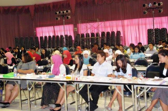 โครงการสัมมนาวิชาการ เรื่อง "การบูรณาการกระบวนทัศน์ทางปรัชญาการศึกษา แนวคิดและการวิพากษ์จิตวิทยา สังคมวิทยาและเศรษฐศาสตร์ที่สำคัญต่อการพัฒนาคุณภาพการศึกษาอย่างยั่งยืน" วันอาทิตย์ที่ 10 กุมภาพันธ์ 2556 ณ หอประชุมปาริชาต มหาวิทยาลัยทักษิณ วิทยาเขตสงขลา เวลา 08.00 – 13.00 น. วิทยากรโดย...พันเอก ดร.นเรศน์ วงศ์สุวรรณ ภาพที่ 29