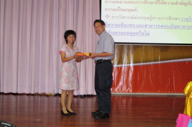 โครงการสัมมนาวิชาการ เรื่อง "การบูรณาการกระบวนทัศน์ทางปรัชญาการศึกษา แนวคิดและการวิพากษ์จิตวิทยา สังคมวิทยาและเศรษฐศาสตร์ที่สำคัญต่อการพัฒนาคุณภาพการศึกษาอย่างยั่งยืน" วันอาทิตย์ที่ 10 กุมภาพันธ์ 2556 ณ หอประชุมปาริชาต มหาวิทยาลัยทักษิณ วิทยาเขตสงขลา เวลา 08.00 – 13.00 น. วิทยากรโดย...พันเอก ดร.นเรศน์ วงศ์สุวรรณ ภาพที่ 37