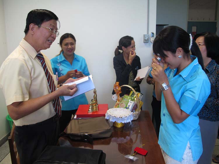ผู้บริหารคณะ หัวหน้าสำนักงาน และเจ้าหน้าที่สายสนับสนุนมอบช่อดอกไม้แด่ รศ.พฤติพงษ์ เล็กศิริรัตน์ เนื่องในโอกาสเกษียณอายุราชการ ภาพที่ 5