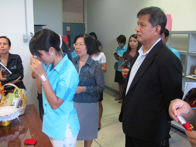 ผู้บริหารคณะ หัวหน้าสำนักงาน และเจ้าหน้าที่สายสนับสนุนมอบช่อดอกไม้แด่ รศ.พฤติพงษ์ เล็กศิริรัตน์ เนื่องในโอกาสเกษียณอายุราชการ ภาพที่ 6
