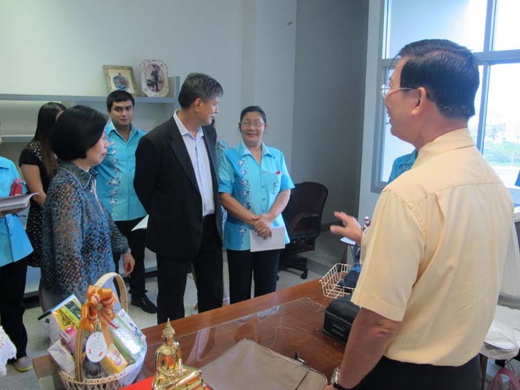 ผู้บริหารคณะ หัวหน้าสำนักงาน และเจ้าหน้าที่สายสนับสนุนมอบช่อดอกไม้แด่ รศ.พฤติพงษ์ เล็กศิริรัตน์ เนื่องในโอกาสเกษียณอายุราชการ ภาพที่ 15