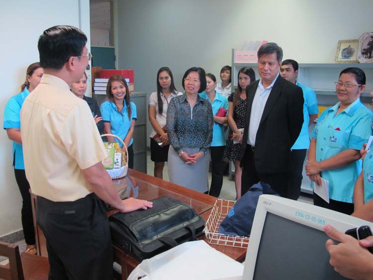 ผู้บริหารคณะ หัวหน้าสำนักงาน และเจ้าหน้าที่สายสนับสนุนมอบช่อดอกไม้แด่ รศ.พฤติพงษ์ เล็กศิริรัตน์ เนื่องในโอกาสเกษียณอายุราชการ ภาพที่ 17