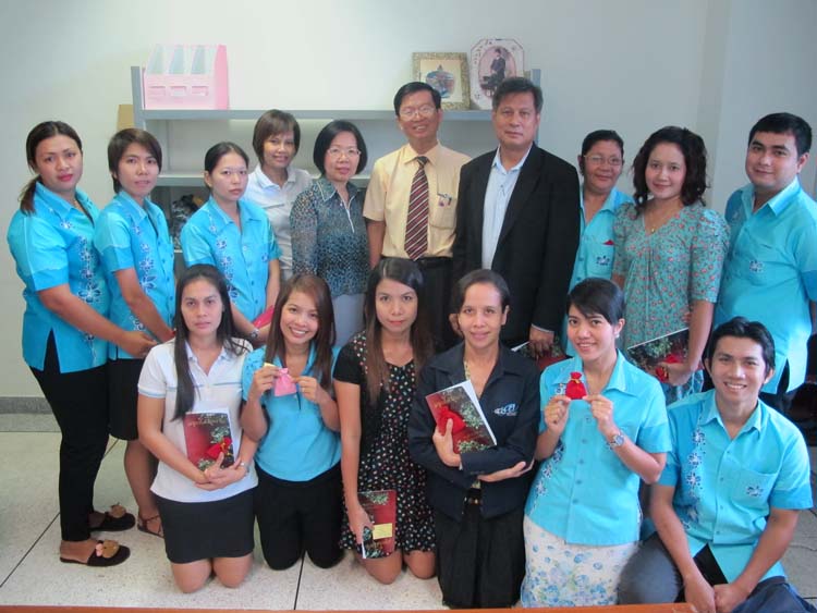 ผู้บริหารคณะ หัวหน้าสำนักงาน และเจ้าหน้าที่สายสนับสนุนมอบช่อดอกไม้แด่ รศ.พฤติพงษ์ เล็กศิริรัตน์ เนื่องในโอกาสเกษียณอายุราชการ ภาพที่ 21