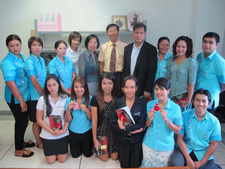 ผู้บริหารคณะ หัวหน้าสำนักงาน และเจ้าหน้าที่สายสนับสนุนมอบช่อดอกไม้แด่ รศ.พฤติพงษ์ เล็กศิริรัตน์ เนื่องในโอกาสเกษียณอายุราชการ ภาพที่ 22