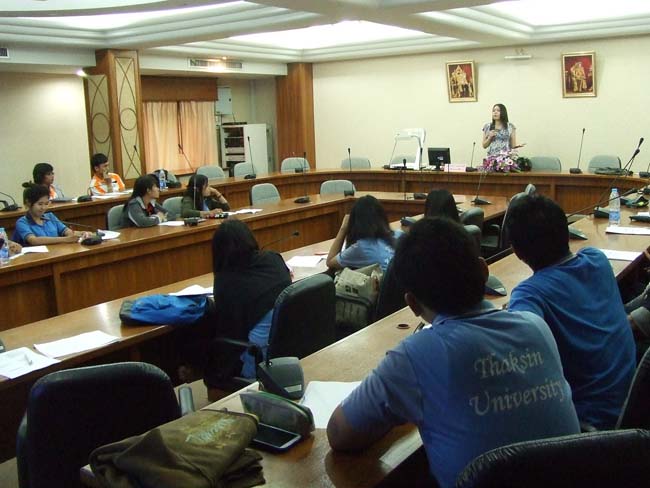 โครงการพัฒนาทักษะภาษาอังกฤษเพื่อการสื่อสาร สำหรับนิสิต กศ.บ.วิทยาศาสตร์และคณิตศาสตร์ ชั้นปีที่ 3 ระหว่างวันที่ 13 มกราคม - 30 มีนาคม ณ ห้องประชุมอาคารเรียน 3 มหาวิทยาลัยทักษิณ วิทยาเขตสงขลา ภาพที่ 8