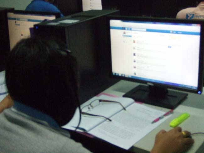 โครงการอบรมเชิงปฏิบัติการ เรื่อง นวัตกรรมและเทคโนโลยีการสอนวิทยาศาสตร์และคณิตศาสตร์ สำหรับนิสิต กศ.บ. ชั้นปีที่ 2 ในระหว่างวันที่ 26-27 มกราคม 2556 ณ สำนักคอมพิวเตอร์ มหาวิทยาลัยทักษิณ วิทยาเขตสงขลา ภาพที่ 9