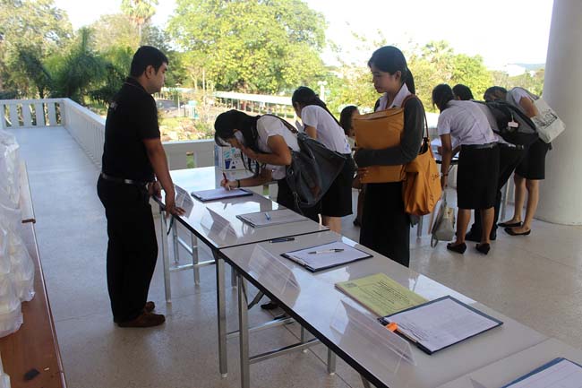 โครงการสัมมนานิสิตหลังปฏิบัติการสอนในสถานศึกษาหลักสูตรการศึกษาบัณฑิต(หลักสูตร 5 ปี) ระหว่างวันที่ 28 ก.พ.-1 มี.ค. 56 หอประชุมปาริชาต, อาคารเรียน 3