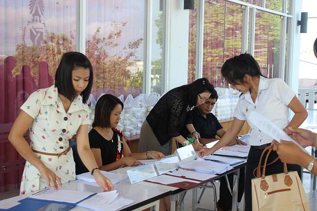 โครงการสัมมนานิสิตหลังปฏิบัติการสอนในสถานศึกษาหลักสูตรการศึกษาบัณฑิต(หลักสูตร 5 ปี) ระหว่างวันที่ 28 ก.พ.-1 มี.ค. 56 หอประชุมปาริชาต, อาคารเรียน 3 ภาพที่ 8