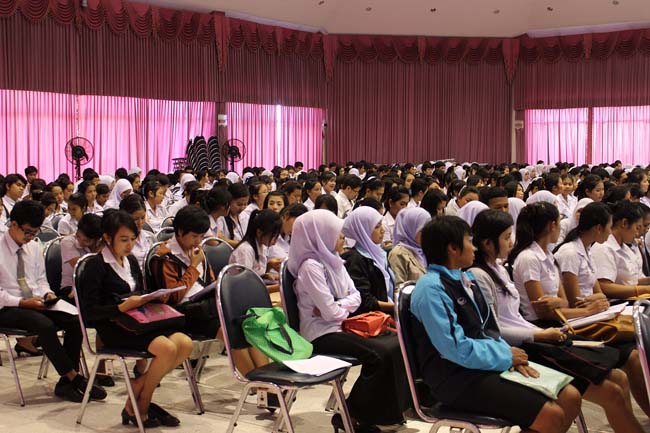 โครงการสัมมนานิสิตหลังปฏิบัติการสอนในสถานศึกษาหลักสูตรการศึกษาบัณฑิต(หลักสูตร 5 ปี) ระหว่างวันที่ 28 ก.พ.-1 มี.ค. 56 หอประชุมปาริชาต, อาคารเรียน 3 ภาพที่ 17