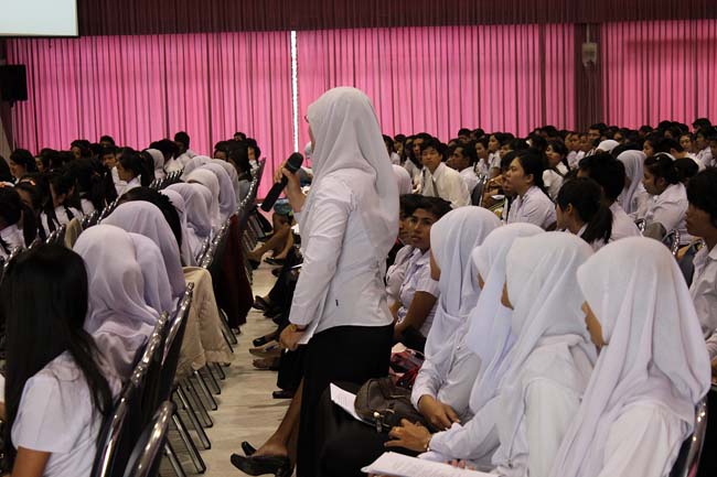 โครงการสัมมนานิสิตหลังปฏิบัติการสอนในสถานศึกษาหลักสูตรการศึกษาบัณฑิต(หลักสูตร 5 ปี) ระหว่างวันที่ 28 ก.พ.-1 มี.ค. 56 หอประชุมปาริชาต, อาคารเรียน 3 ภาพที่ 30
