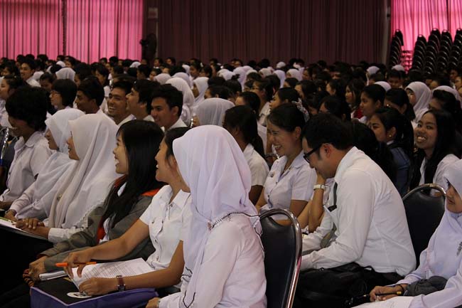 โครงการสัมมนานิสิตหลังปฏิบัติการสอนในสถานศึกษาหลักสูตรการศึกษาบัณฑิต(หลักสูตร 5 ปี) ระหว่างวันที่ 28 ก.พ.-1 มี.ค. 56 หอประชุมปาริชาต, อาคารเรียน 3 ภาพที่ 31