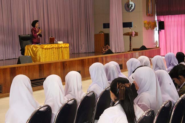 โครงการสัมมนานิสิตหลังปฏิบัติการสอนในสถานศึกษาหลักสูตรการศึกษาบัณฑิต(หลักสูตร 5 ปี) ระหว่างวันที่ 28 ก.พ.-1 มี.ค. 56 หอประชุมปาริชาต, อาคารเรียน 3 ภาพที่ 32
