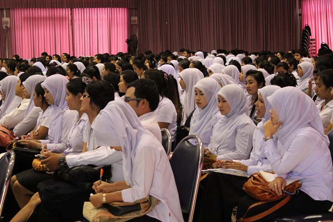 โครงการสัมมนานิสิตหลังปฏิบัติการสอนในสถานศึกษาหลักสูตรการศึกษาบัณฑิต(หลักสูตร 5 ปี) ระหว่างวันที่ 28 ก.พ.-1 มี.ค. 56 หอประชุมปาริชาต, อาคารเรียน 3 ภาพที่ 71