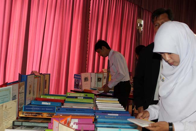 โครงการสัมมนานิสิตหลังปฏิบัติการสอนในสถานศึกษาหลักสูตรการศึกษาบัณฑิต(หลักสูตร 5 ปี) ระหว่างวันที่ 28 ก.พ.-1 มี.ค. 56 หอประชุมปาริชาต, อาคารเรียน 3 ภาพที่ 73