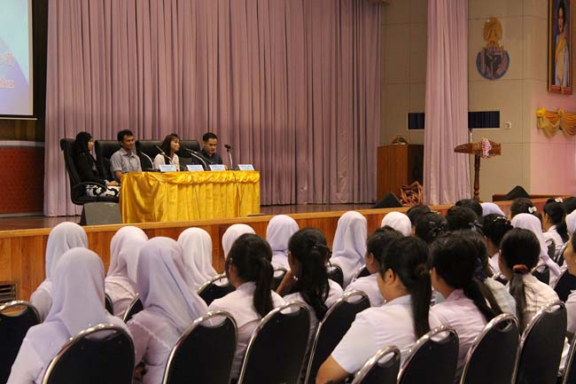 โครงการสัมมนานิสิตหลังปฏิบัติการสอนในสถานศึกษาหลักสูตรการศึกษาบัณฑิต(หลักสูตร 5 ปี) ระหว่างวันที่ 28 ก.พ.-1 มี.ค. 56 หอประชุมปาริชาต, อาคารเรียน 3 ภาพที่ 87