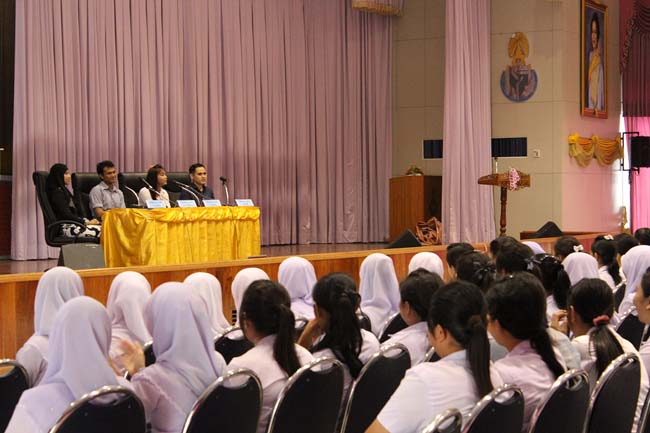 โครงการสัมมนานิสิตหลังปฏิบัติการสอนในสถานศึกษาหลักสูตรการศึกษาบัณฑิต(หลักสูตร 5 ปี) ระหว่างวันที่ 28 ก.พ.-1 มี.ค. 56 หอประชุมปาริชาต, อาคารเรียน 3 ภาพที่ 88