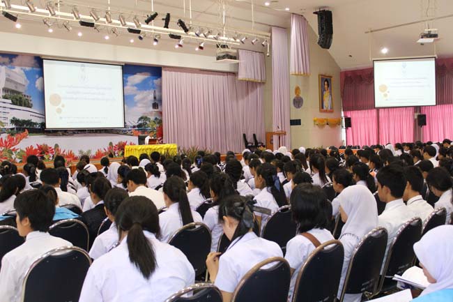 โครงการเตรียมความพร้อมและปฐมนิเทศนิสิตก่อนปฏิบัติการสอนในสถานศึกษา ประจำปีการศึกษา 2556 9-10 พฤษภาคม 2556 ณ หอประชุมปาริชาต มหาวิทยาลัยทักษิณ ภาพที่ 12