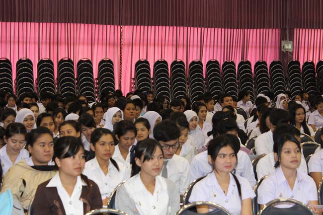 โครงการเตรียมความพร้อมและปฐมนิเทศนิสิตก่อนปฏิบัติการสอนในสถานศึกษา ประจำปีการศึกษา 2556 9-10 พฤษภาคม 2556 ณ หอประชุมปาริชาต มหาวิทยาลัยทักษิณ ภาพที่ 43