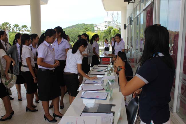โครงการเตรียมความพร้อมและปฐมนิเทศนิสิตก่อนปฏิบัติการสอนในสถานศึกษา ประจำปีการศึกษา 2556 9-10 พฤษภาคม 2556 ณ หอประชุมปาริชาต มหาวิทยาลัยทักษิณ ภาพที่ 55