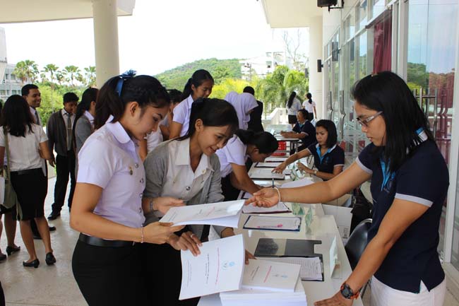 โครงการเตรียมความพร้อมและปฐมนิเทศนิสิตก่อนปฏิบัติการสอนในสถานศึกษา ประจำปีการศึกษา 2556 9-10 พฤษภาคม 2556 ณ หอประชุมปาริชาต มหาวิทยาลัยทักษิณ ภาพที่ 57