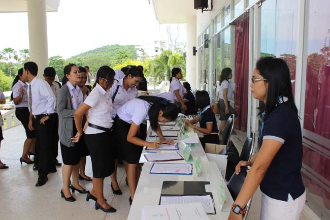 โครงการเตรียมความพร้อมและปฐมนิเทศนิสิตก่อนปฏิบัติการสอนในสถานศึกษา ประจำปีการศึกษา 2556 9-10 พฤษภาคม 2556 ณ หอประชุมปาริชาต มหาวิทยาลัยทักษิณ ภาพที่ 58