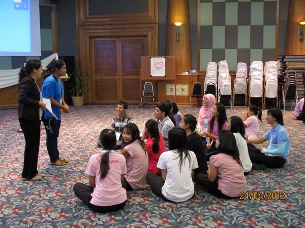 โครงการค่ายปลูกฝังคุณลักษณะความเป็นครูและเสริมประสบการณ์วิชาชีพครูสำหรับนิสิต/นักศึกษา ทุนโครงการ สควค. ปี 2555 ภาพที่ 442