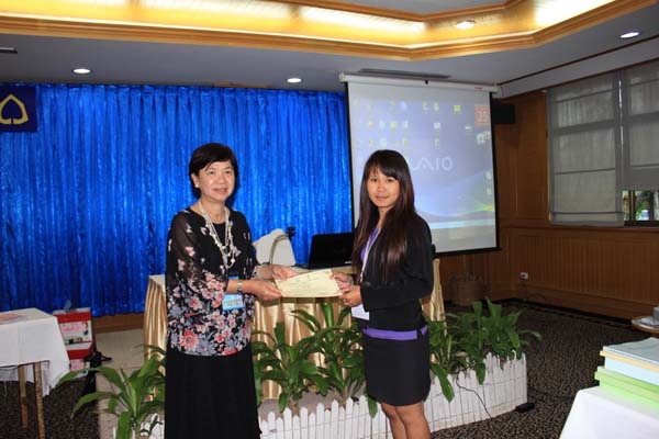 โครงการค่ายปลูกฝังคุณลักษณะความเป็นครูและเสริมประสบการณ์วิชาชีพครูสำหรับนิสิต/นักศึกษา ทุนโครงการ สควค. ปี 2555 ภาพที่ 476