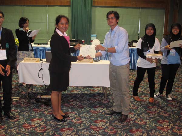 โครงการค่ายปลูกฝังคุณลักษณะความเป็นครูและเสริมประสบการณ์วิชาชีพครูสำหรับนิสิต/นักศึกษา ทุนโครงการ สควค. ปี 2555 ภาพที่ 673
