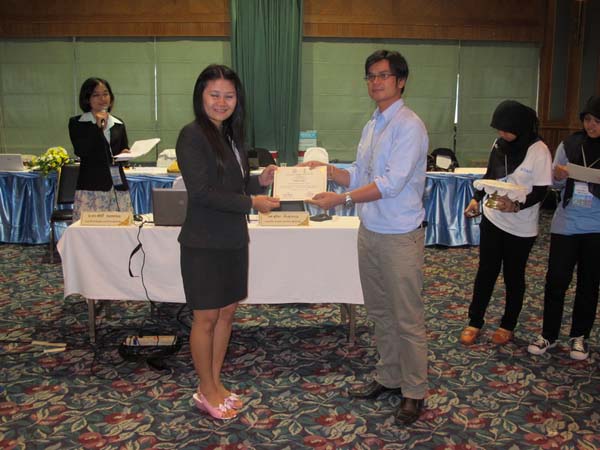 โครงการค่ายปลูกฝังคุณลักษณะความเป็นครูและเสริมประสบการณ์วิชาชีพครูสำหรับนิสิต/นักศึกษา ทุนโครงการ สควค. ปี 2555 ภาพที่ 676