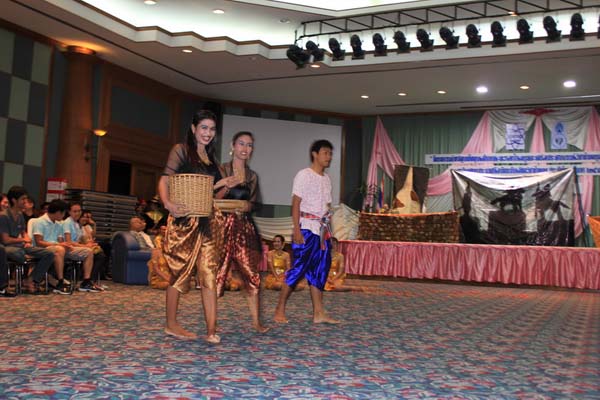 โครงการค่ายปลูกฝังคุณลักษณะความเป็นครูและเสริมประสบการณ์วิชาชีพครูสำหรับนิสิต/นักศึกษา ทุนโครงการ สควค. ปี 2555 ภาพที่ 824