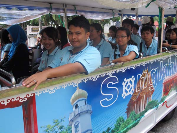 โครงการค่ายปลูกฝังคุณลักษณะความเป็นครูและเสริมประสบการณ์วิชาชีพครูสำหรับนิสิต/นักศึกษา ทุนโครงการ สควค. ปี 2555 ภาพที่ 913