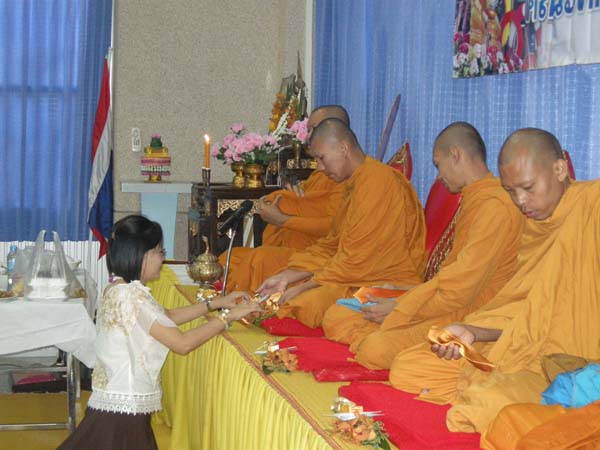 กิจกรรมสืบสานประเพณีสงกรานต์ คณะศึกษาศาสตร์ ปี 2555 ภาพที่ 17
