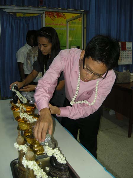 กิจกรรมสืบสานประเพณีสงกรานต์ คณะศึกษาศาสตร์ ปี 2555 ภาพที่ 34