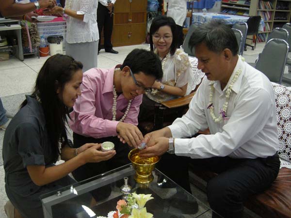 กิจกรรมสืบสานประเพณีสงกรานต์ คณะศึกษาศาสตร์ ปี 2555 ภาพที่ 35