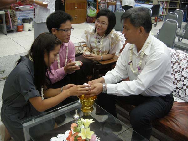 กิจกรรมสืบสานประเพณีสงกรานต์ คณะศึกษาศาสตร์ ปี 2555 ภาพที่ 36