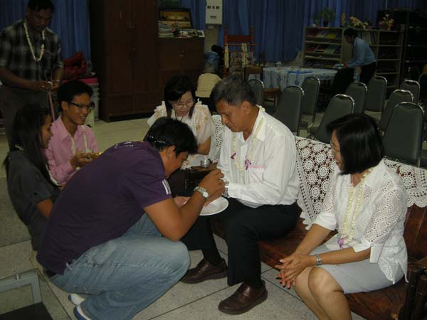 กิจกรรมสืบสานประเพณีสงกรานต์ คณะศึกษาศาสตร์ ปี 2555 ภาพที่ 37