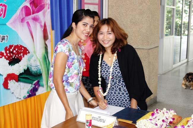 โครงการสืบสานประเพณีวันสงกรานต ์ วันอังคารที่ 9 เมษายน 2556 เวลา 08.30 - 13.00 น. ณ ห้องแหล่งการเรียนรู้ คณะศึกษาศาสตร์ มหาวิทยาลัยทักษิณ ภาพที่ 8