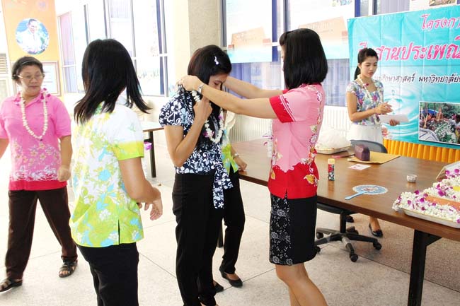 โครงการสืบสานประเพณีวันสงกรานต ์ วันอังคารที่ 9 เมษายน 2556 เวลา 08.30 - 13.00 น. ณ ห้องแหล่งการเรียนรู้ คณะศึกษาศาสตร์ มหาวิทยาลัยทักษิณ ภาพที่ 15