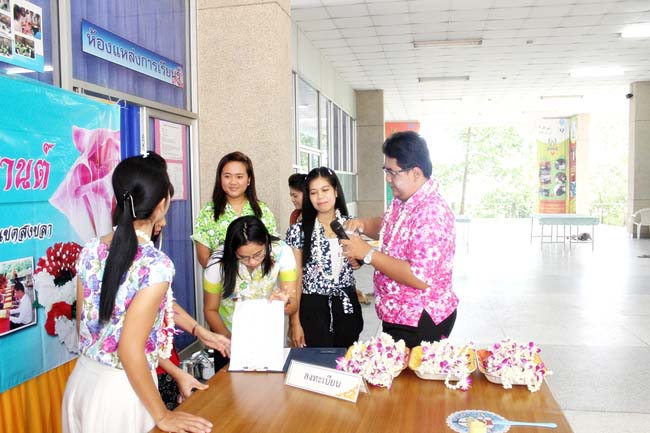 โครงการสืบสานประเพณีวันสงกรานต ์ วันอังคารที่ 9 เมษายน 2556 เวลา 08.30 - 13.00 น. ณ ห้องแหล่งการเรียนรู้ คณะศึกษาศาสตร์ มหาวิทยาลัยทักษิณ ภาพที่ 17
