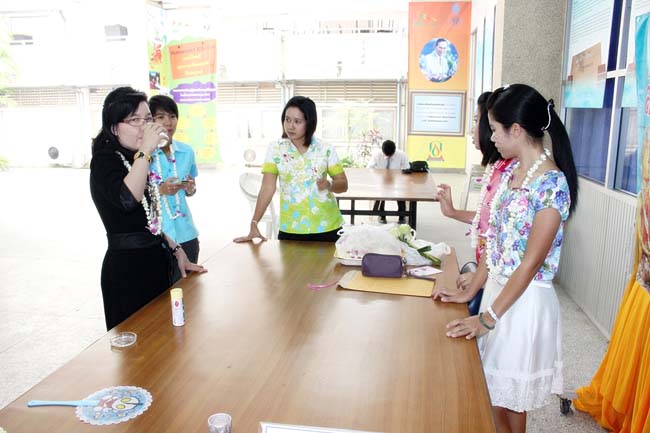 โครงการสืบสานประเพณีวันสงกรานต ์ วันอังคารที่ 9 เมษายน 2556 เวลา 08.30 - 13.00 น. ณ ห้องแหล่งการเรียนรู้ คณะศึกษาศาสตร์ มหาวิทยาลัยทักษิณ ภาพที่ 24