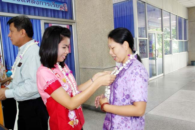 โครงการสืบสานประเพณีวันสงกรานต ์ วันอังคารที่ 9 เมษายน 2556 เวลา 08.30 - 13.00 น. ณ ห้องแหล่งการเรียนรู้ คณะศึกษาศาสตร์ มหาวิทยาลัยทักษิณ ภาพที่ 30
