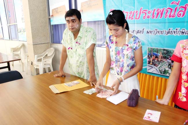 โครงการสืบสานประเพณีวันสงกรานต ์ วันอังคารที่ 9 เมษายน 2556 เวลา 08.30 - 13.00 น. ณ ห้องแหล่งการเรียนรู้ คณะศึกษาศาสตร์ มหาวิทยาลัยทักษิณ ภาพที่ 72