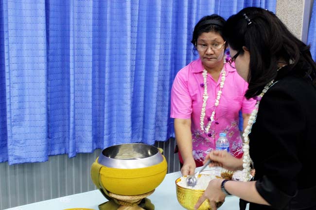 โครงการสืบสานประเพณีวันสงกรานต ์ วันอังคารที่ 9 เมษายน 2556 เวลา 08.30 - 13.00 น. ณ ห้องแหล่งการเรียนรู้ คณะศึกษาศาสตร์ มหาวิทยาลัยทักษิณ ภาพที่ 152