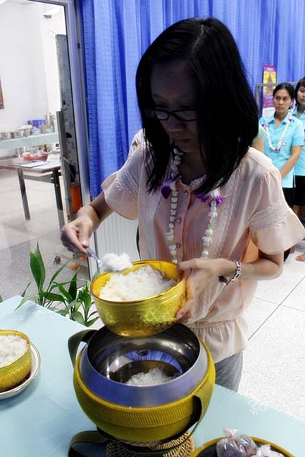 โครงการสืบสานประเพณีวันสงกรานต ์ วันอังคารที่ 9 เมษายน 2556 เวลา 08.30 - 13.00 น. ณ ห้องแหล่งการเรียนรู้ คณะศึกษาศาสตร์ มหาวิทยาลัยทักษิณ ภาพที่ 159