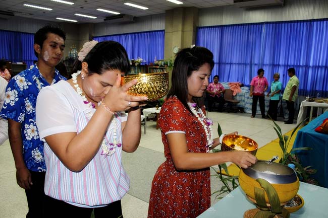 โครงการสืบสานประเพณีวันสงกรานต ์ วันอังคารที่ 9 เมษายน 2556 เวลา 08.30 - 13.00 น. ณ ห้องแหล่งการเรียนรู้ คณะศึกษาศาสตร์ มหาวิทยาลัยทักษิณ ภาพที่ 170