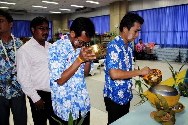 โครงการสืบสานประเพณีวันสงกรานต ์ วันอังคารที่ 9 เมษายน 2556 เวลา 08.30 - 13.00 น. ณ ห้องแหล่งการเรียนรู้ คณะศึกษาศาสตร์ มหาวิทยาลัยทักษิณ ภาพที่ 171