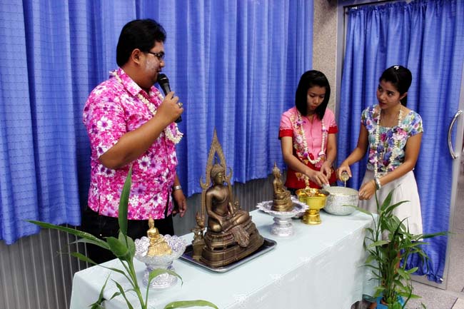 โครงการสืบสานประเพณีวันสงกรานต ์ วันอังคารที่ 9 เมษายน 2556 เวลา 08.30 - 13.00 น. ณ ห้องแหล่งการเรียนรู้ คณะศึกษาศาสตร์ มหาวิทยาลัยทักษิณ ภาพที่ 210
